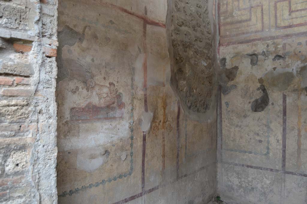 IX.5.16 Pompeii. March 2018. Cubiculum f’, looking through doorway towards south wall and south-west corner.
Foto Taylor Lauritsen, ERC Grant 681269 DÉCOR.
