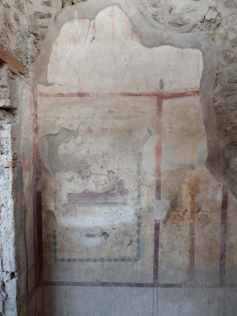IX.5.16 Pompeii. June 2019. Room f’, south wall in south-east corner of cubiculum. 
Photo courtesy of Buzz Ferebee.
