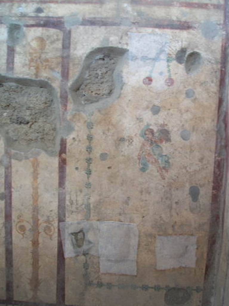 IX.5.16 Pompeii. May 2005. 
West wall in cubiculum f’. North end of west wall with a flying cupid with a cornucopia.


