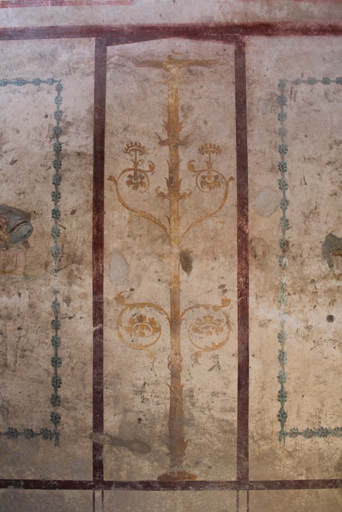 IX.5.16 Pompeii. May 2019. Room f’, painted candelabra from central panel on north wall.
Foto Christian Beck, ERC Grant 681269 DÉCOR.
