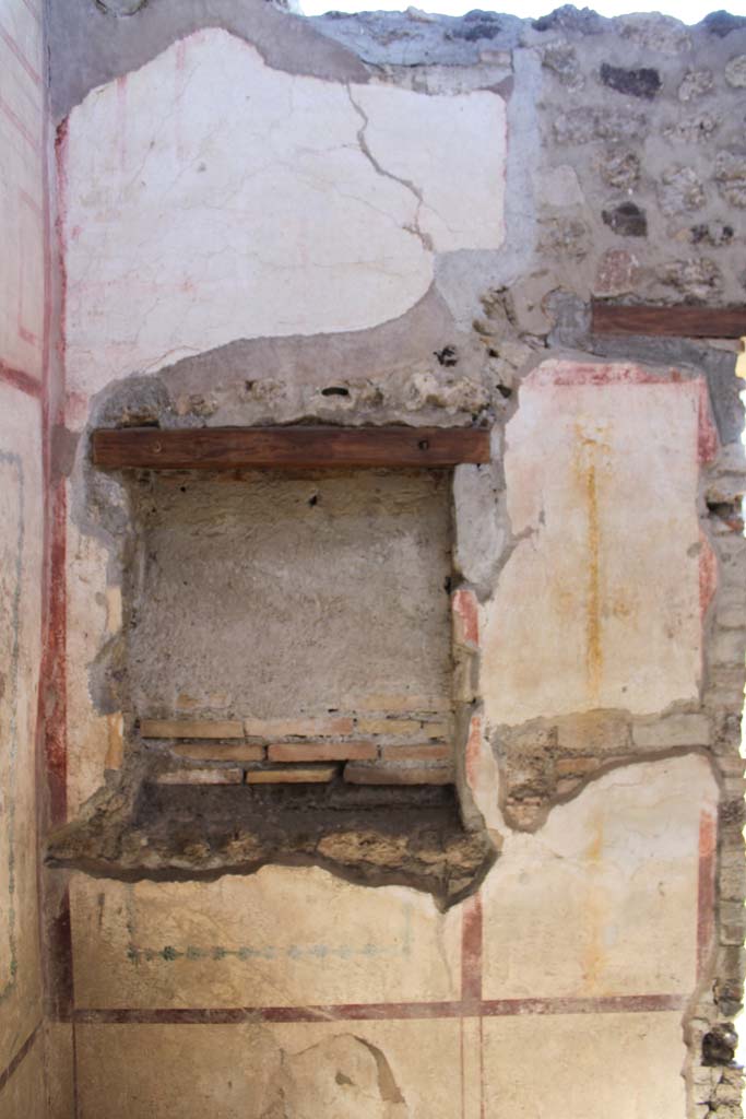 IX.5.16 Pompeii. May 2019. 
Room f’, north end of east wall, with blocked window to atrium a’.
Foto Christian Beck, ERC Grant 681269 DÉCOR.
