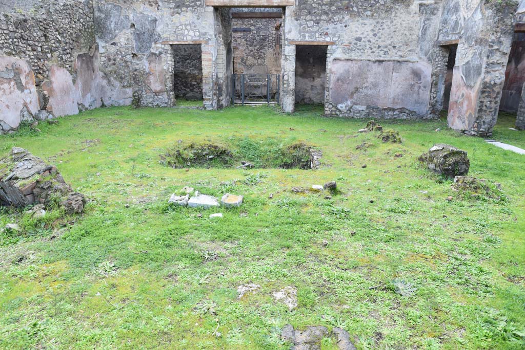 IX.5.18 Pompeii. March 2018. Looking south across atrium/courtyard garden with entrance doorway, in centre.  
Foto Annette Haug, ERC Grant 681269 DÉCOR.

