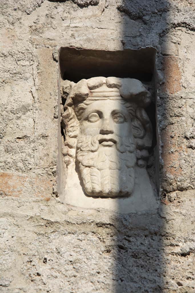 IX.7.1 Pompeii. March 2019. Bust of Dionysus in niche.
Foto Annette Haug, ERC Grant 681269 DÉCOR
