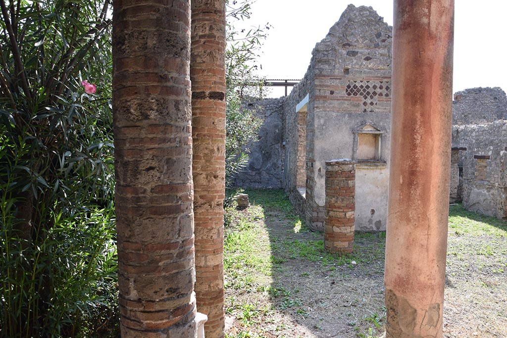 IX.7.20 Pompeii. October 2017. Looking south along west portico. Photo courtesy of Johannes Eber.