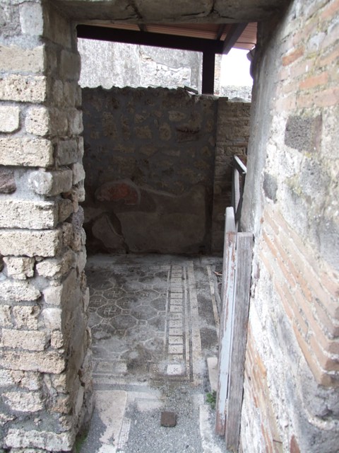IX.8.6 Pompeii.  December 2007.  Room 40, Cubiculum.   Peephole window from inside the bedroom.

