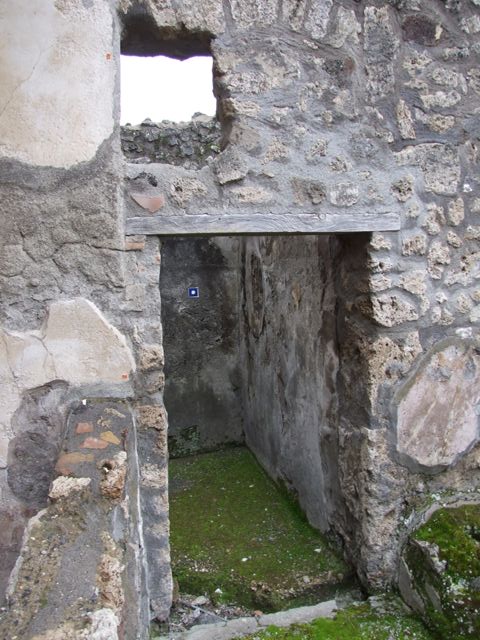 IX.8.6 Pompeii.  September 2004.  West wall of West Portico.
