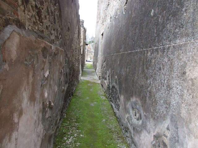IX.8.6 Pompeii.  September 2004.  Room 27.  South east corner.
