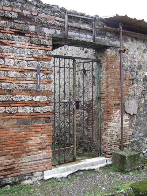 IX.9.c Pompeii.  December 2005.  Entrance.