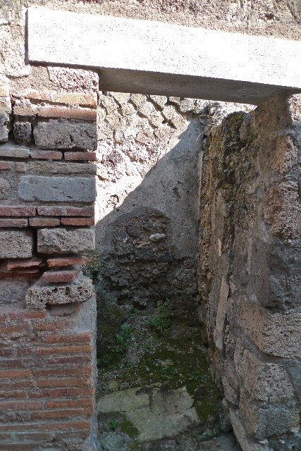 IX.9.c Pompeii.  March 2009. Latrine.  West end.