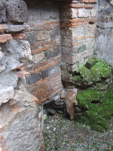 IX.9.c Pompeii.  December 2005. Latrine with waste pipe from upper floor.