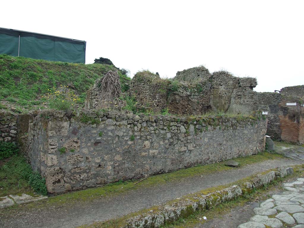 IX.10.1 Pompeii. May 2010. Wall of front façade on Via di Nola, with rooms 3 and 4 on west side of entrance. 