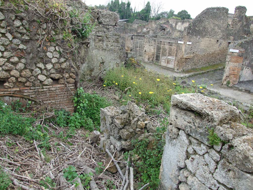 IX.10.1 Pompeii. May 2010. Room 7, looking north-west from near the presumed oven 7a. 
Looking towards the Via di Nola across the remains of room 4 on the west side of the entrance.

