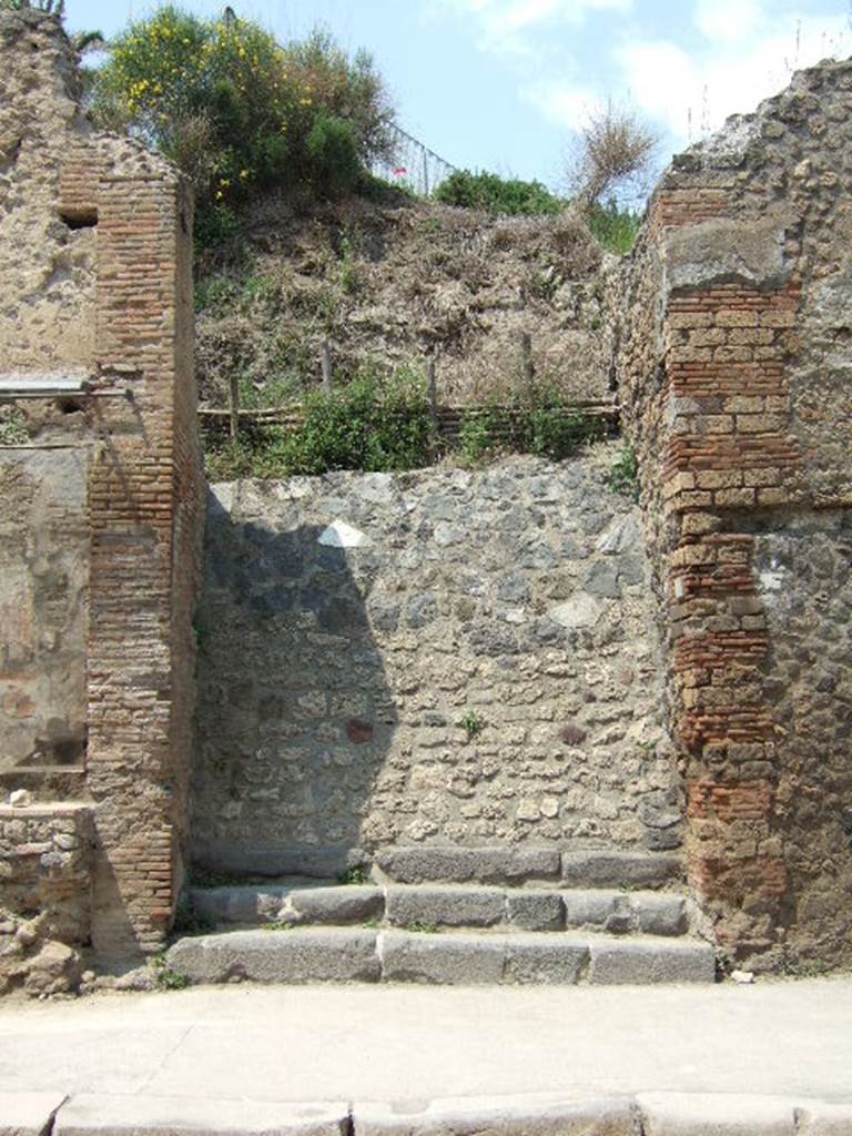 IX.11.1 Pompeii. May 2006.  Entrance doorway, with three steps.