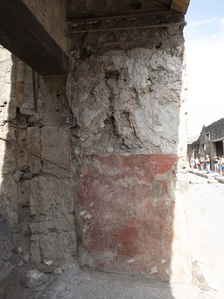 IX.11.4 Pompeii. September 2017. Pilaster on east side of entrance doorway.
Foto Annette Haug, ERC Grant 681269 DÉCOR.
