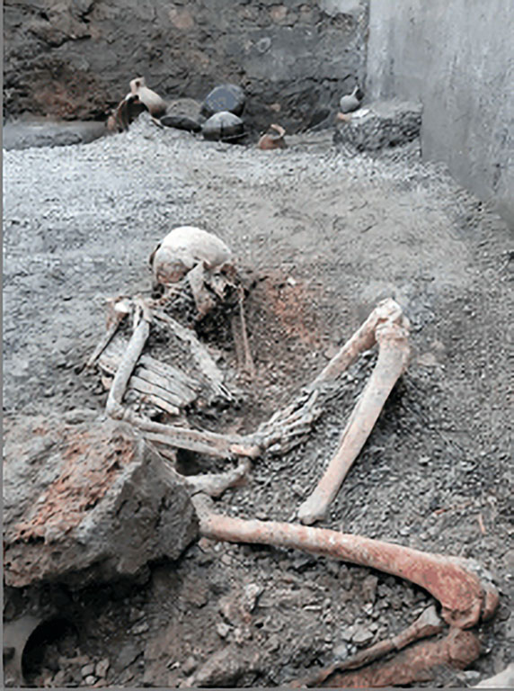 IX.12.9 Pompeii. May 2023. Room 13. Skeleton of victim 2 in the south-east corner.
Scheletro della vittima 2 nell'angolo sud-est.
Photograph © Parco Archeologico di Pompei.

