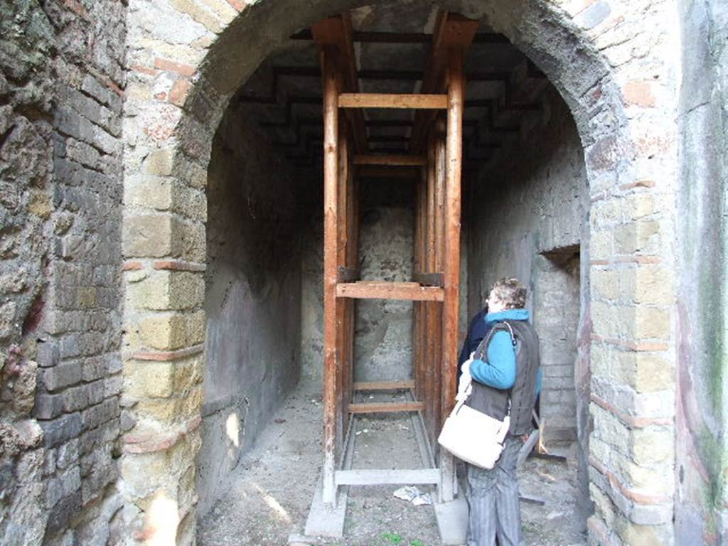 HGW24 Pompeii. December 2006. 
Room at east end of north portico. On the right is a doorway with steps leading down to east portico.
(Villa Diomedes Project – area 59).
(Fontaine, room 5d, at east end of north garden portico).

