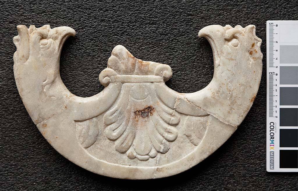 HGW24 Pompeii. Found 21st February 1771. Marble pelta oscillum side 2, with leaf pattern.
Now in Naples Archaeological Museum. Inventory number 6666.
Photo by Thomas Crognier, ©Villa Diomedes Project, base de données Images, http://villadiomede.huma-num.fr/bdd/images/584 
