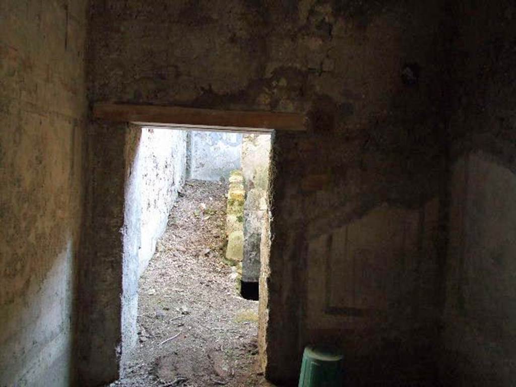 HGW24 Pompeii. December 2006. South wall of small room, with doorway into corridor with stairs to lower level. 
(Fontaine, room 5,6, doorway in south wall leading to east end of corridor 5,3).
No.87 on the plan by La Vega was found near the doorway. 
