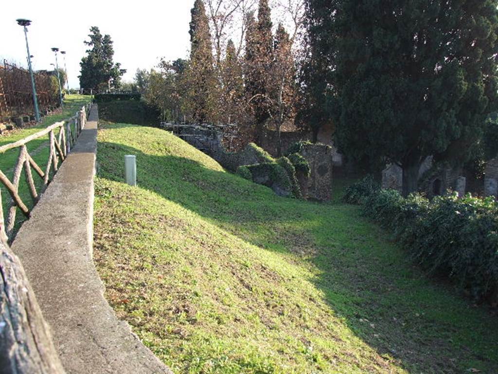 HGE12 Pompeii. December 2006. Looking south and down from path above, towards the north wall of the mosaic fountain.
