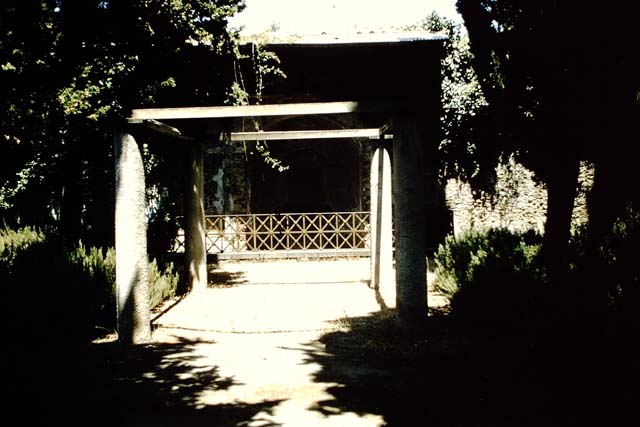 HGE11A Villa of the Mosaic Columns.    Looking west from entrance.