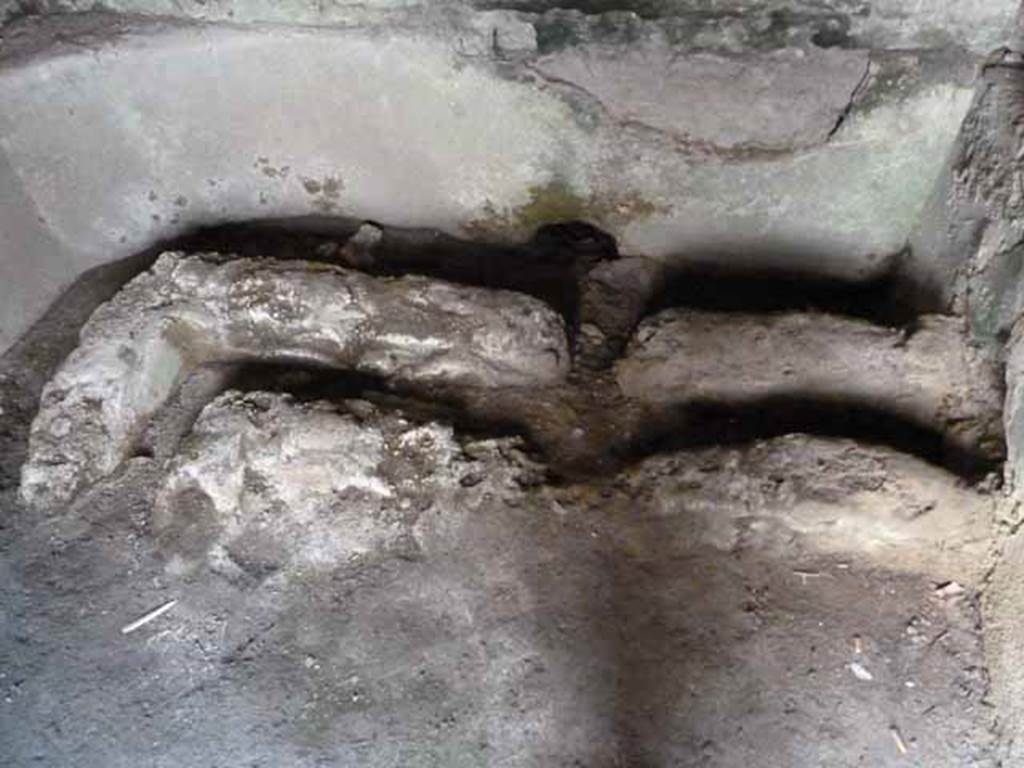 Villa of Mysteries, Pompeii. May 2010. Room 40, remains of water channel, near south wall.