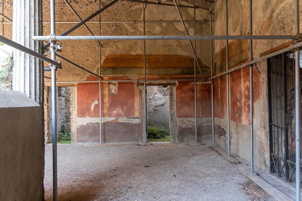 Villa of Mysteries, Pompeii. October 2023. Peristyle D, looking towards north wall in north-east corner. Photo courtesy of Johannes Eber.