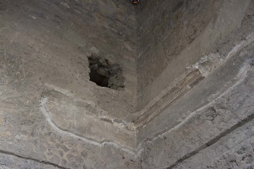 Villa of Mysteries, Pompeii. November 2017. Room 64, stucco on upper south-west corner of atrium.
Foto Annette Haug, ERC Grant 681269 DÉCOR.
