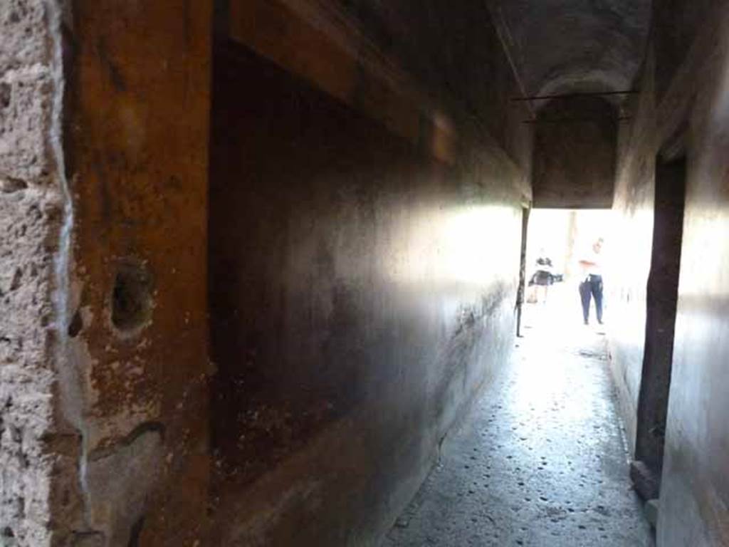 Villa of Mysteries, Pompeii. May 2010. Corridor F1, east wall. Looking south to portico P1.
