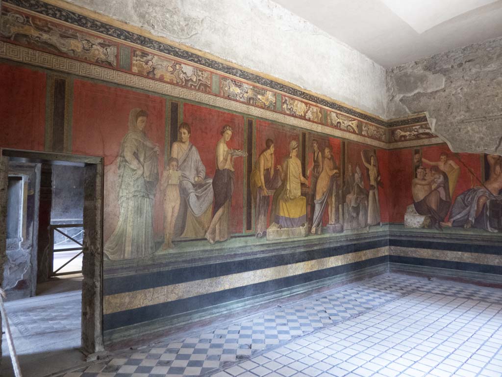Villa of Mysteries, Pompeii. September 2017. 
Room 5, looking east along north wall towards north-east corner, from doorway into room 4.
Foto Annette Haug, ERC Grant 681269 DÉCOR.
