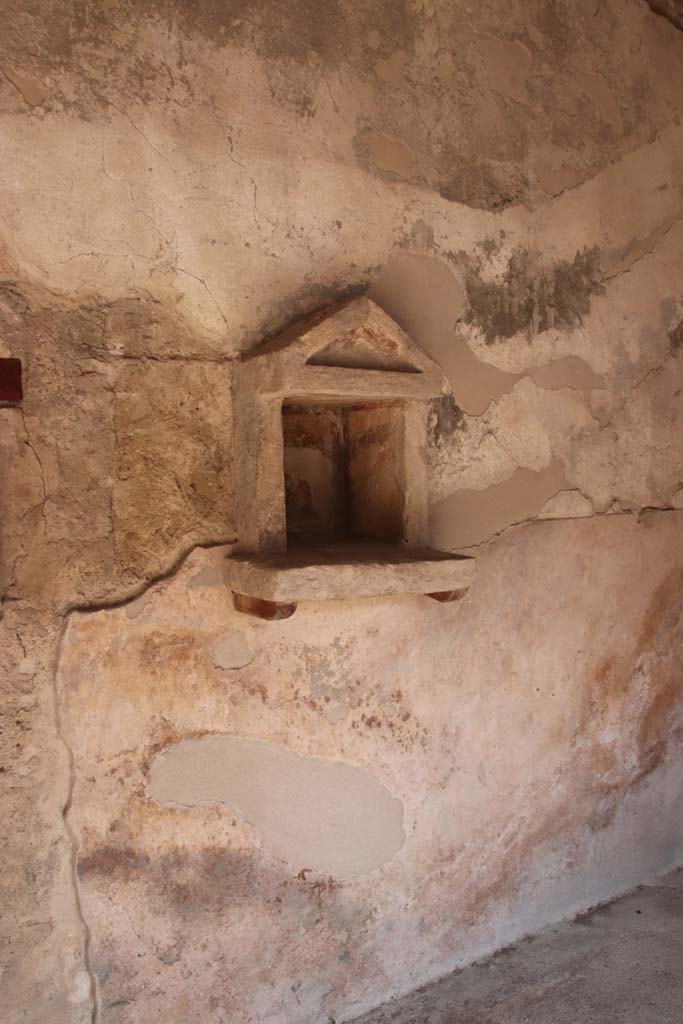 Villa Regina, Boscoreale. September 2021. 
West wall of portico VII and aedicula temple style niche L. Photo courtesy of Klaus Heese.
