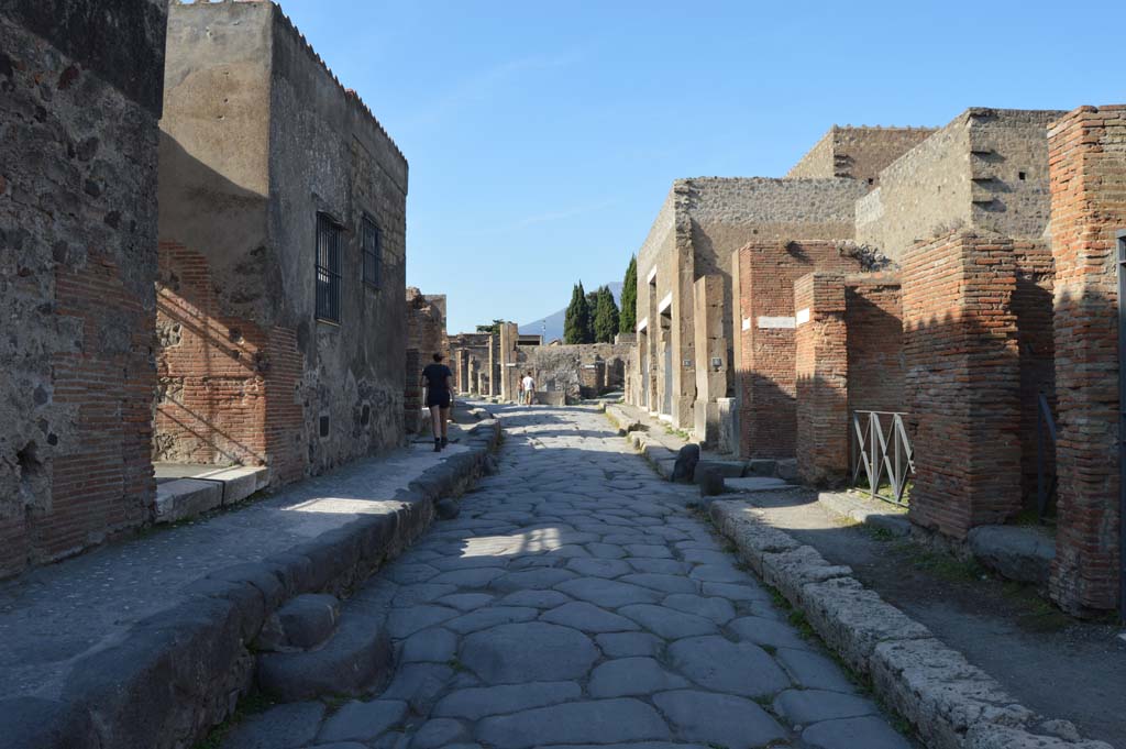Via Consolare, Pompeii, October 2017. Looking north between VI.17.27, on left, and VI.3.2, on right.
Foto Taylor Lauritsen, ERC Grant 681269 DÉCOR.
