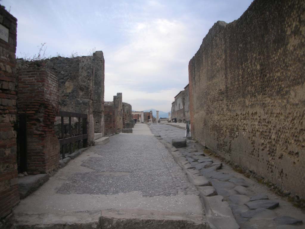 Via Marina, Pompeii. May 2011. Looking east towards Forum, with wall of Temple of Venus, on right. Photo courtesy of Ivo van der Graaff.