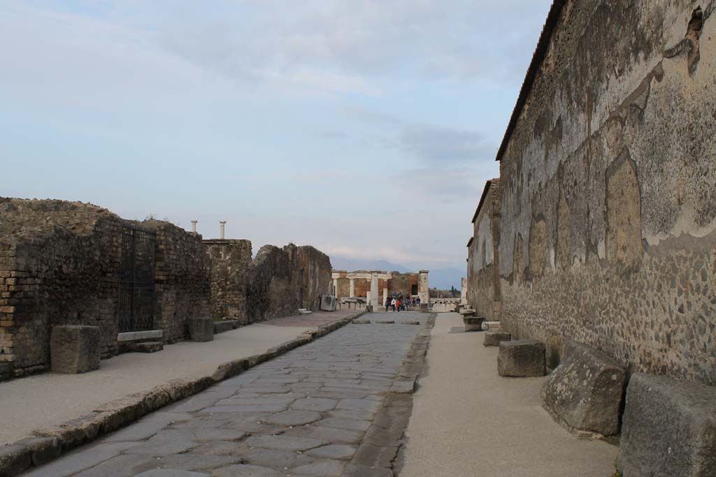 Via Marina, Pompeii. March 2014. Looking east towards the Forum from between VII.7, on left, and Basilica, on right.
Foto Annette Haug, ERC Grant 681269 DÉCOR.

