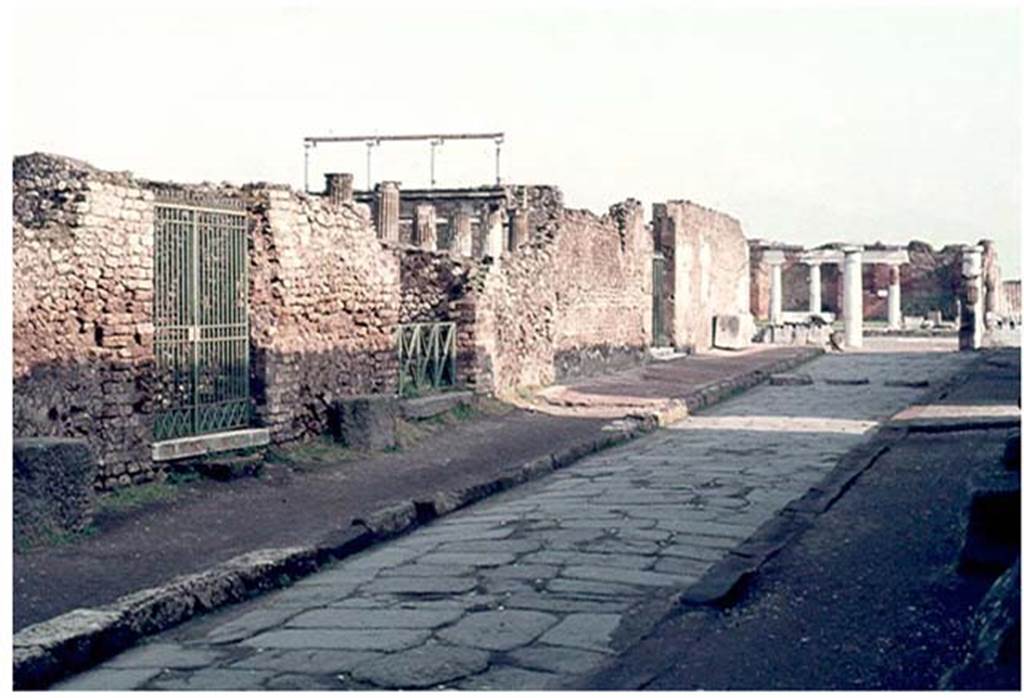Via Marina, January 1977. Looking east along roadway towards the Forum. Looking from near VII.7.2, on left, towards entrance to VII.7.32 the Temple of Apollo, centre right. Photo courtesy of David Hingston.
