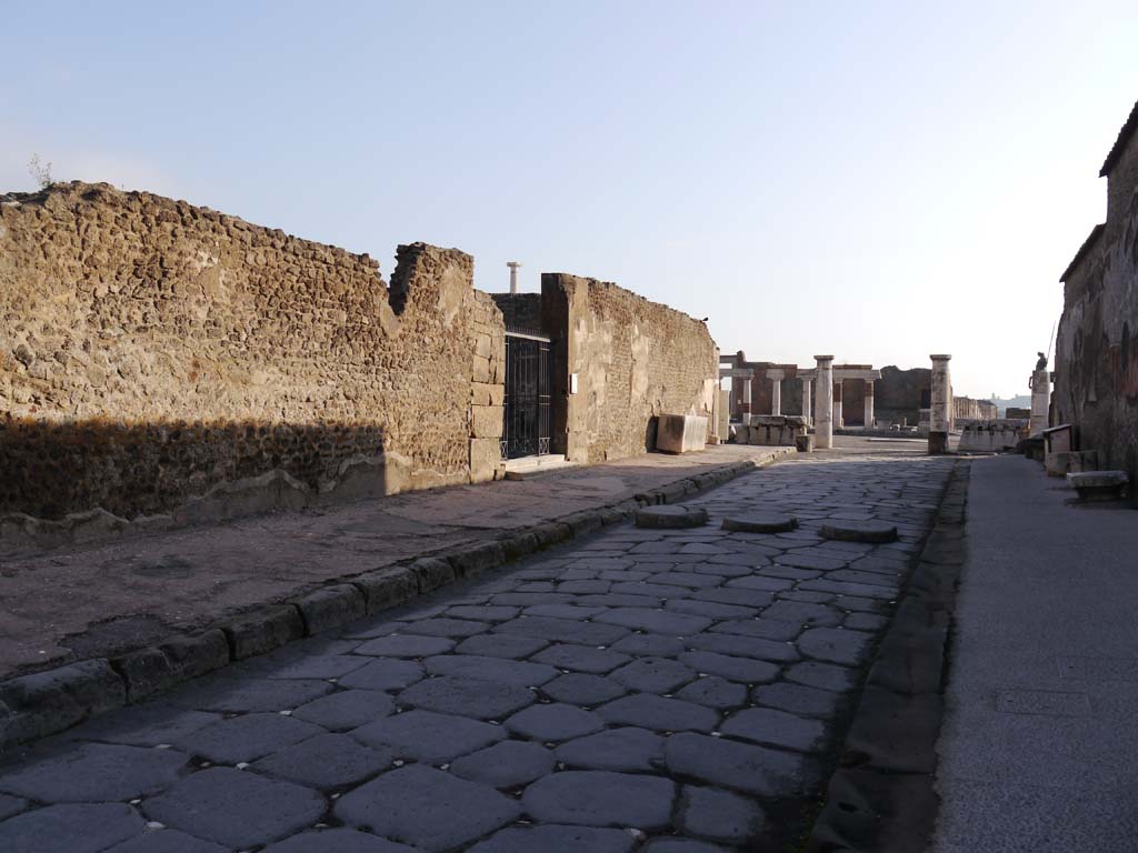 Via Marina, Pompeii. March 2019. Looking east on Via Marina, with VII.7.32, on left, and VIII.1, on right.
Foto Anne Kleineberg, ERC Grant 681269 DÉCOR.
