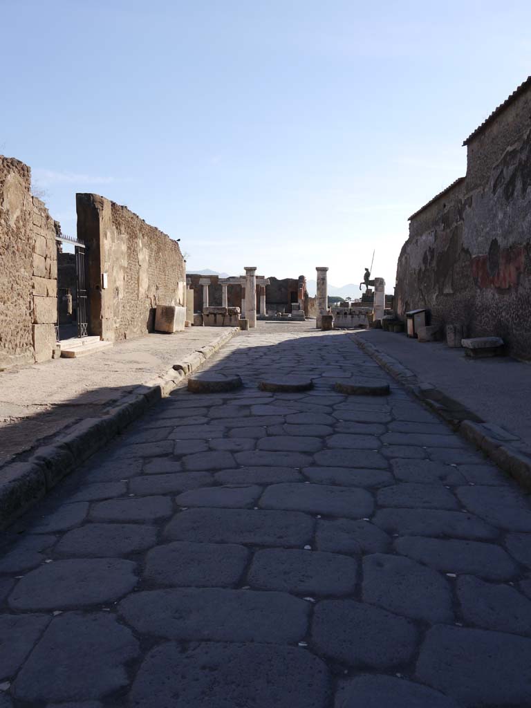 Via Marina, Pompeii. September 2018. Looking east towards the Forum.
Foto Anne Kleineberg, ERC Grant 681269 DÉCOR.

