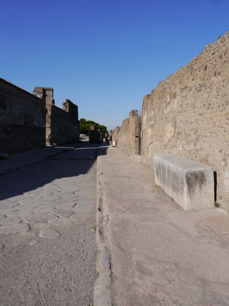 Via Marina, September 2018. Looking west along pavement outside of Temple of Apollo.
Foto Anne Kleineberg, ERC Grant 681269 DÉCOR.
