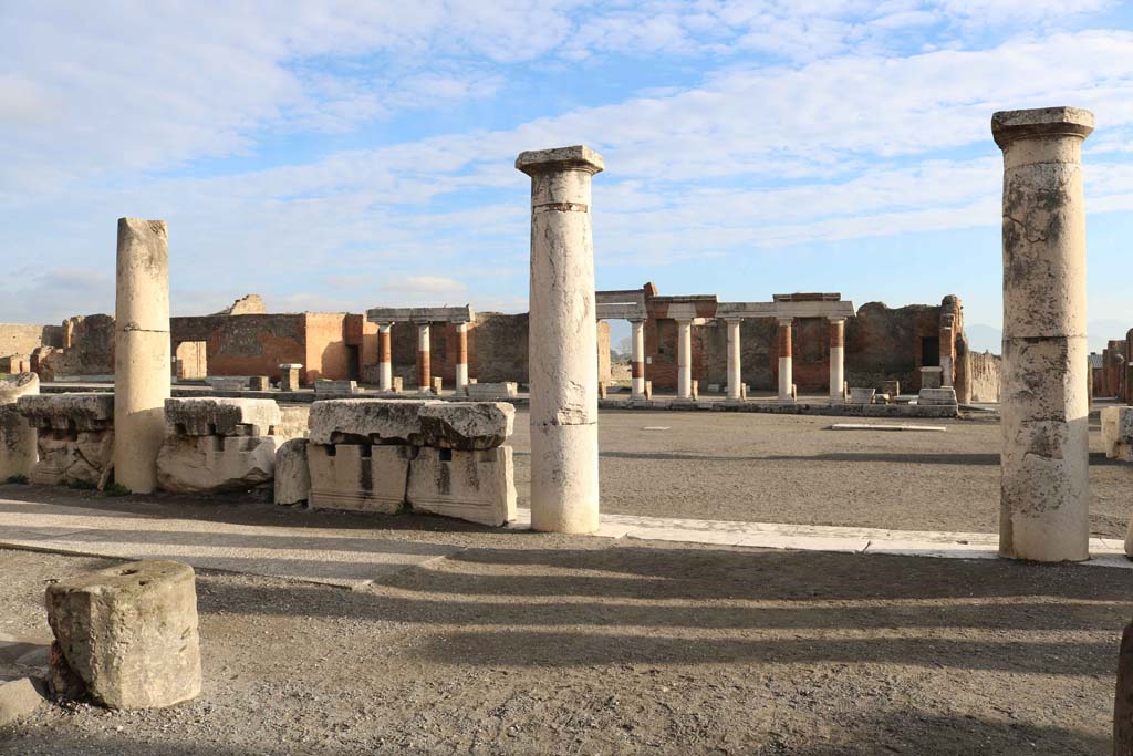 Via Marina, Pompeii. December 2018. Steps down onto the Forum at the eastern end of the Via Marina. Photo courtesy of Aude Durand.