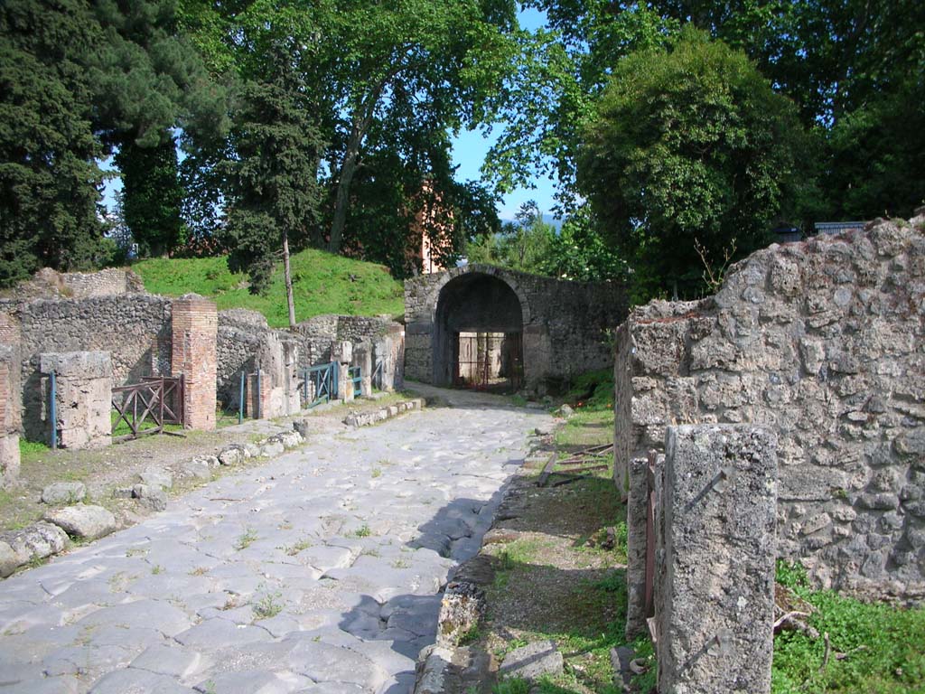Via Stabiana, Pompeii. May 2010. Looking south from west side of roadway, from VIII.7, on right. Photo courtesy of Ivo van der Graaff.