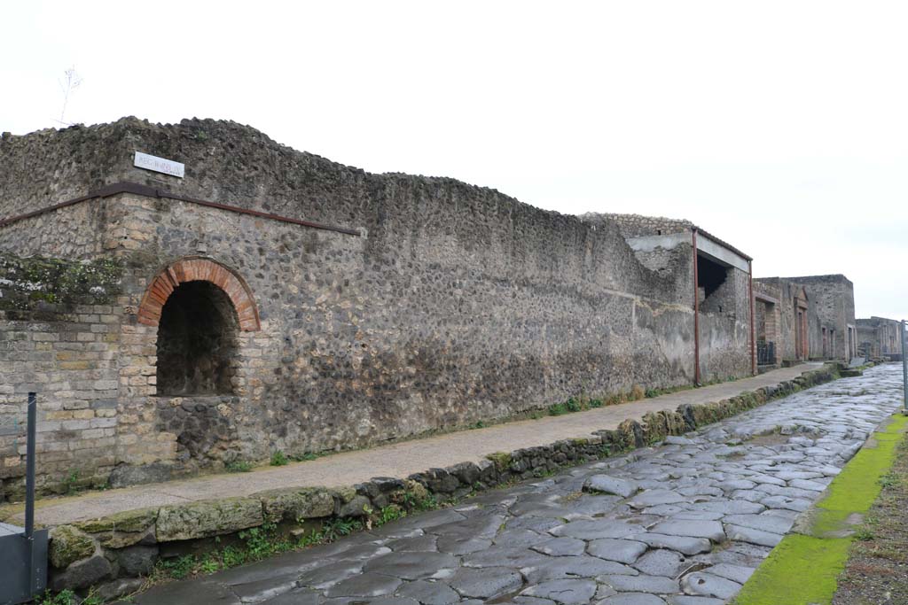 Via dell’Abbondanza, south side, Pompeii. December 2018. 
Looking west along Via dell’Abbondanza from street shrine at II.4.7a, towards II.4.1, on right. Photo courtesy of Aude Durand.
