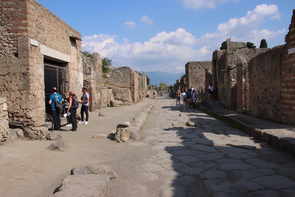 Via dell’Abbondanza, Pompeii. October 2022. Looking east between III.6, on left, and II.3, on right. Photo courtesy of Klaus Heese.
