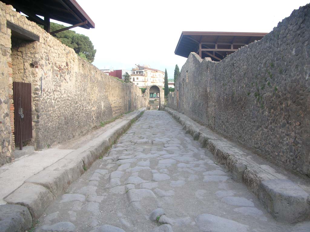 Via di Nocera, Pompeii. May 2010. Looking south between II.8, on left, and I.20, on right. Photo courtesy of Ivo van der Graaff.

