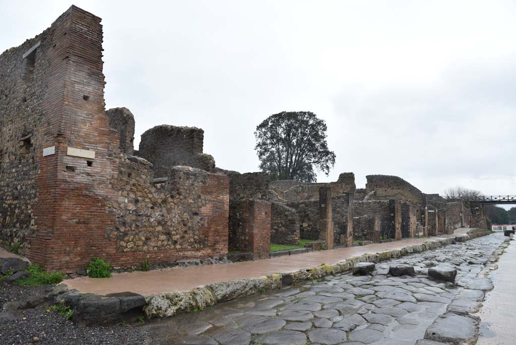 Via di Nola, north side, Pompeii. March 2018. Looking east from V.4.1, on left, towards V.5, on right.
Foto Annette Haug, ERC Grant 681269 DÉCOR.

