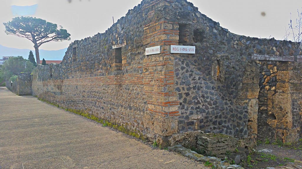 Vicolo dei Fuggiaschi, Pompeii. 2017/2018/2019. 
Looking south-west from junction with Via della Palestra, with I.21.5, on corner. Photo courtesy of Giuseppe Ciaramella.
