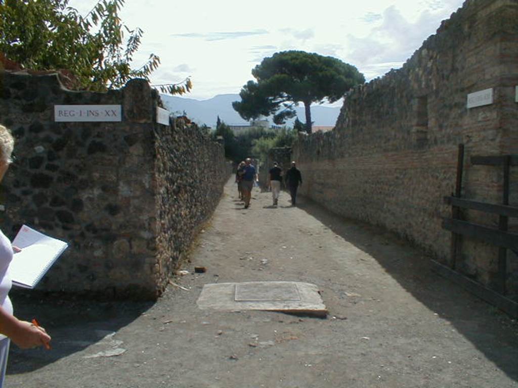 Vicolo dei Fuggiaschi between I.20 and I.21. September 2004. Looking south from junction with Via della Palestra. 
