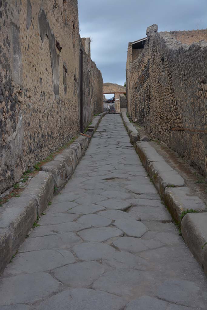 Vicolo del Citarista, Pompeii. October 2017. 
Looking north towards junction with Via dell’Abbondanza.
Foto Annette Haug, ERC Grant 681269 DÉCOR.
