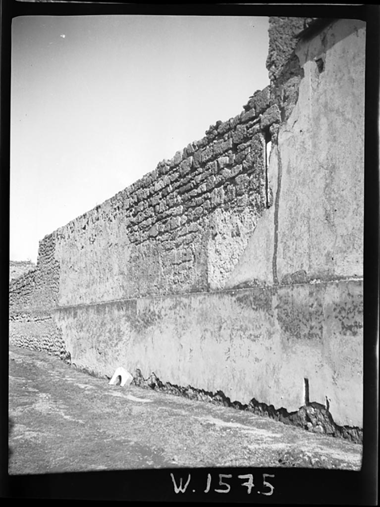 Vicolo del Fauno. W.1575. Looking north along east side, side wall of VI.12.2. Taken from near VI.10.16.
Photo by Tatiana Warscher. Photo © Deutsches Archäologisches Institut, Abteilung Rom, Arkiv. 
