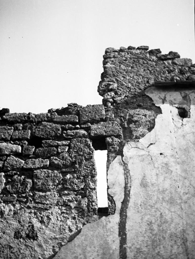 Vicolo del Fauno. W.1117. Façade detail of wall and window on east side, side wall of VI.12.2.
Photo by Tatiana Warscher. Photo © Deutsches Archäologisches Institut, Abteilung Rom, Arkiv. 
