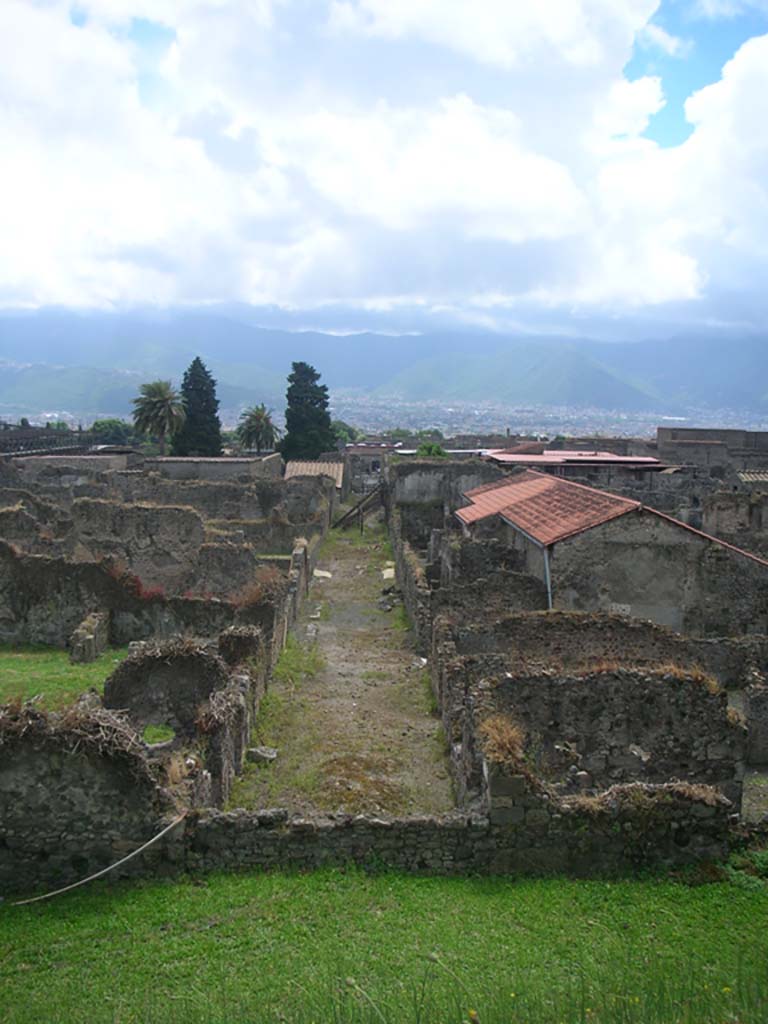 Vicolo del Fauno, Pompeii. May 2010. 
Looking south from top of City Walls. Photo courtesy of Ivo van der Graaff.
