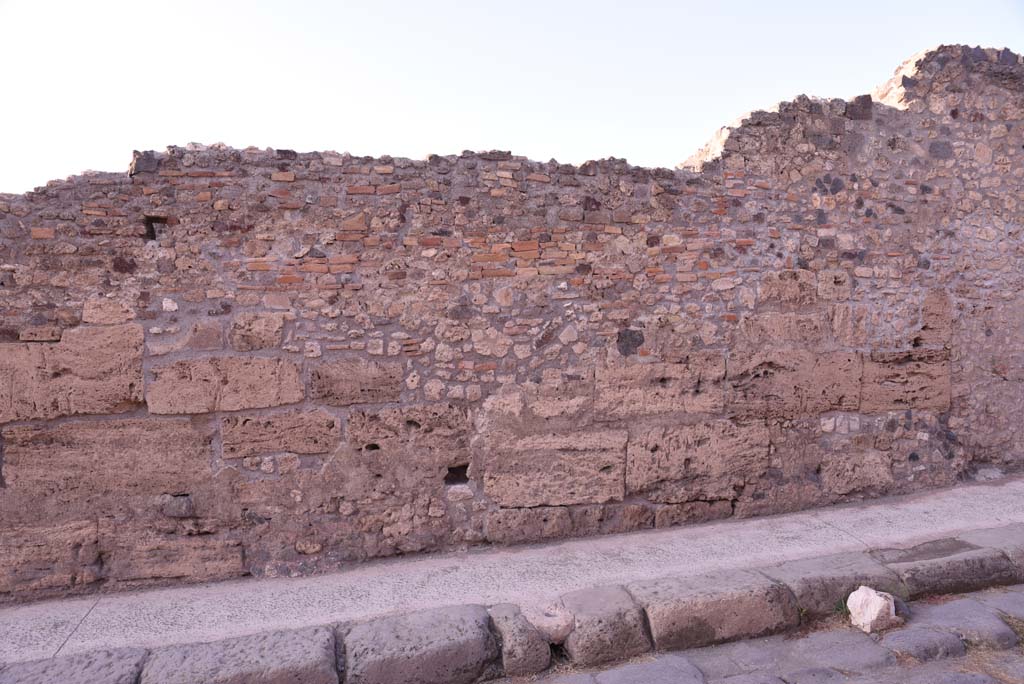 Vicolo del Menandro, north side, Pompeii. October 2019. Detail of perimeter wall. 
Foto Tobias Busen, ERC Grant 681269 DCOR.
